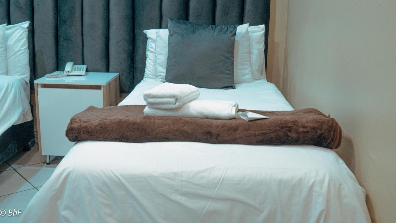 Henry George Guest House Pretoria-Noord エクステリア 写真