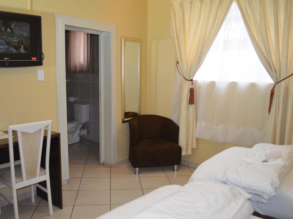 Henry George Guest House Pretoria-Noord エクステリア 写真