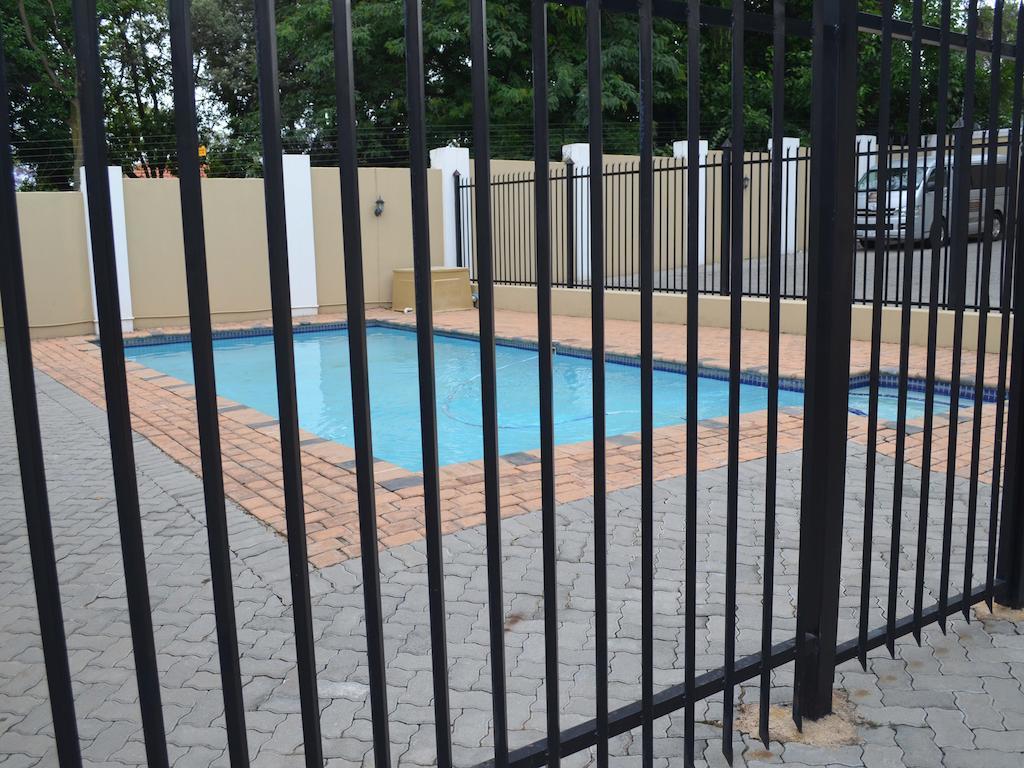 Henry George Guest House Pretoria-Noord エクステリア 写真